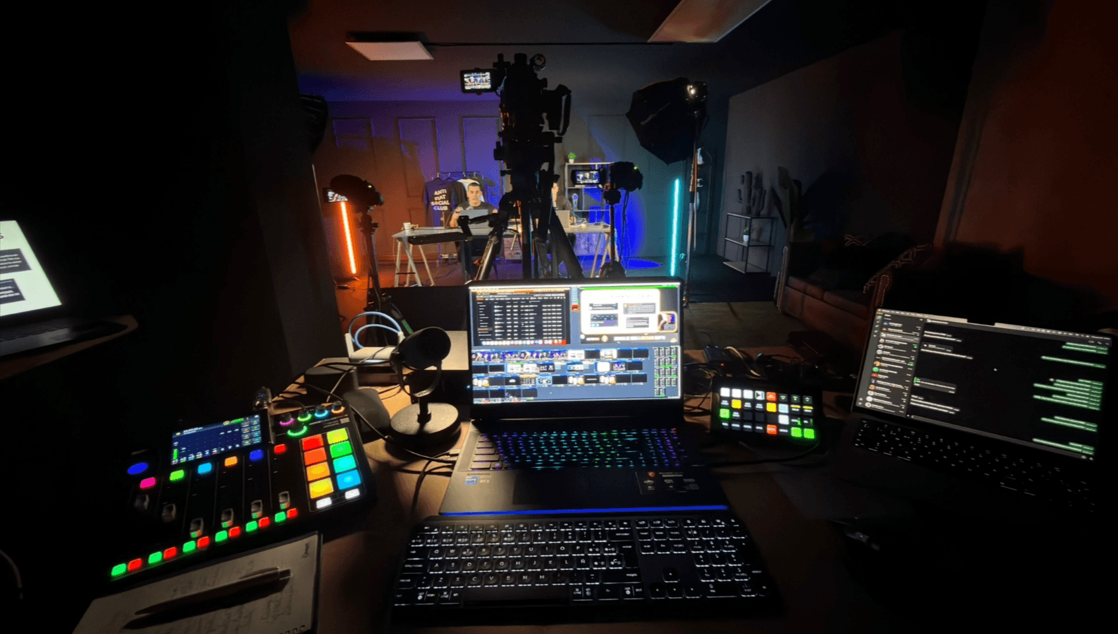 Toti Alcalà dirigiendo un lanzamiento en directo